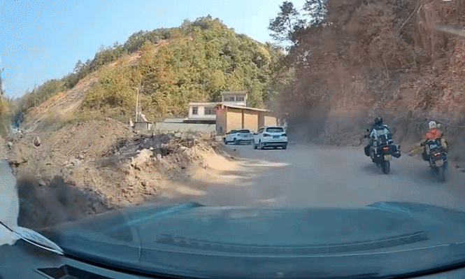 Nữ biker mất lái bay cả người và xe xuống hố