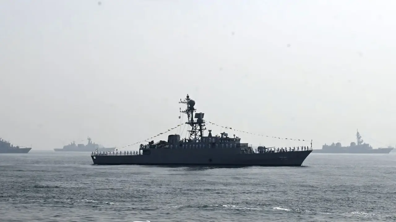 Lý do hộ vệ hạm Iran bất lực trước tàu ngầm Mỹ