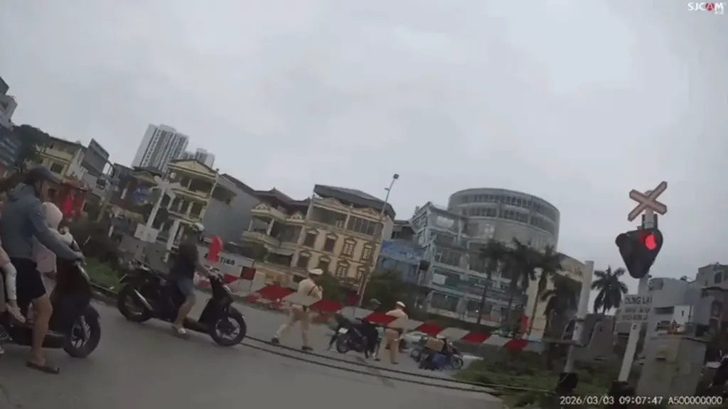 Nhiều người bất chấp sinh mạng lao qua đường tàu